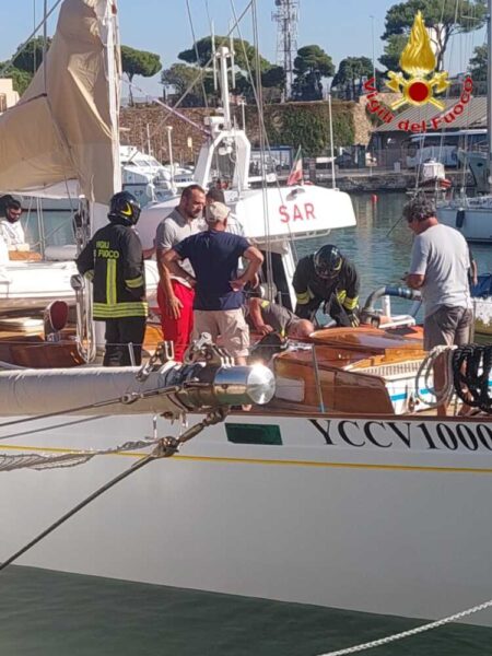 vvf vigili fuoco pompieri porto civitavecchia barca fiamme motore