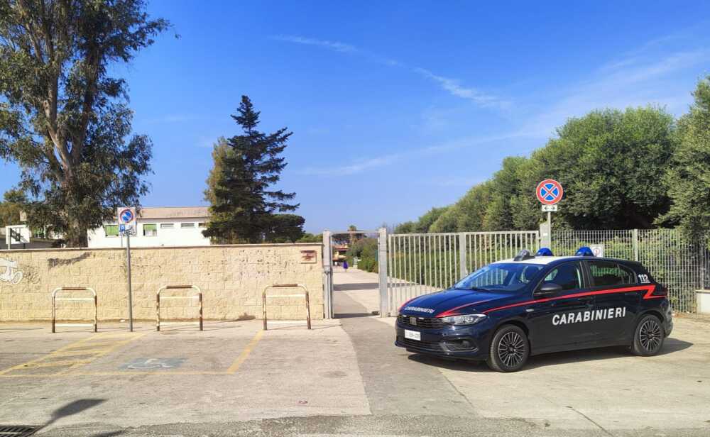 ANZIO - I Carabinieri intervenuti per il furto all'Istituto comprensivo