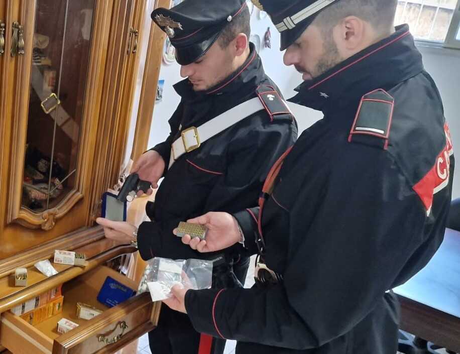 CASILINA - La droga, l'arma e le munizioni sequestrate dai CarabinieriCASILINA - La droga, l'arma e le munizioni sequestrate dai Carabinieri