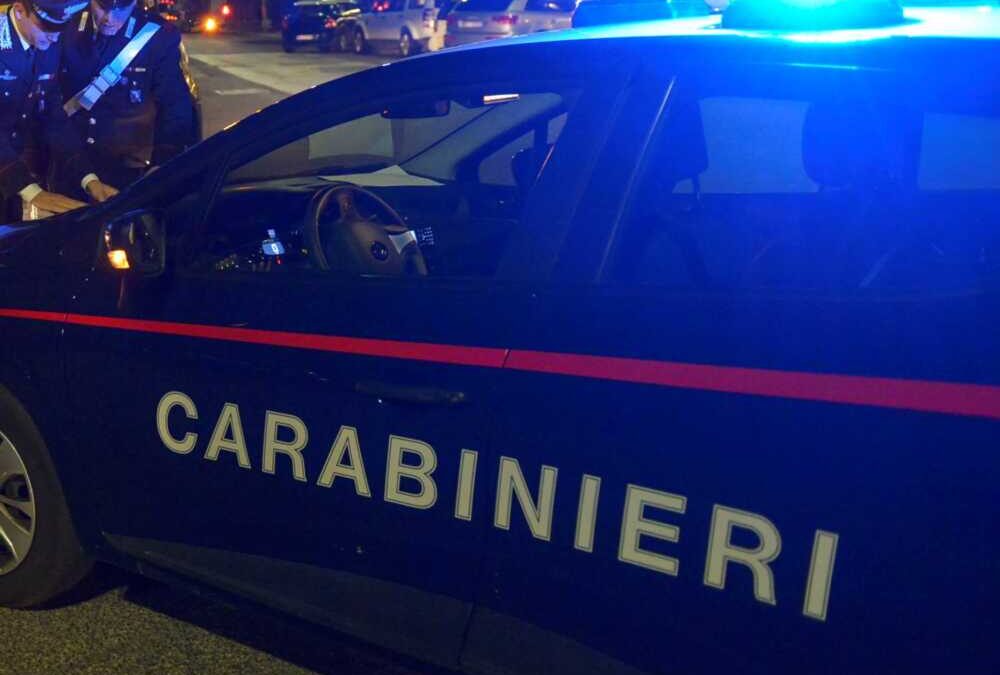 Botte da orbi in piazza: maxi rissa per problemi di vicinato, sequestrato un coltello