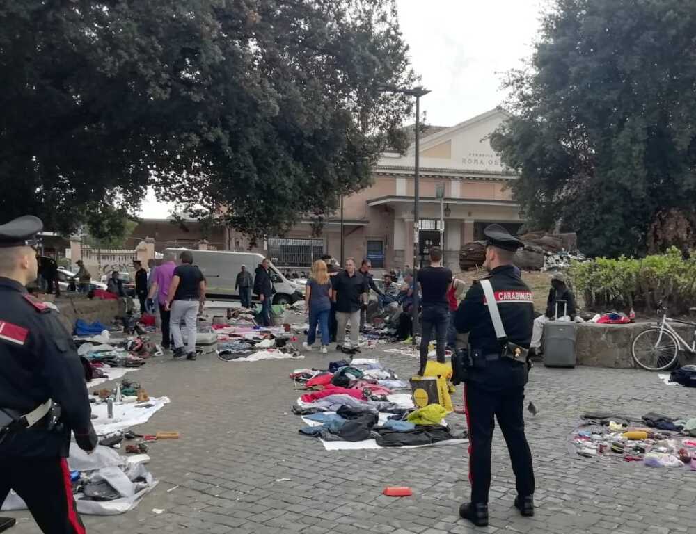 EUR – Controlli dei Carabinieri in piazzale Ostiense (2) EUR - Controlli dei Carabinieri in piazzale Ostiense (2)