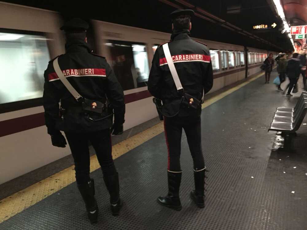 GRUPPO RM – Controlli dei Carabinieri presso le stazioni metro (1) GRUPPO RM - Controlli dei Carabinieri presso le stazioni metro (1)