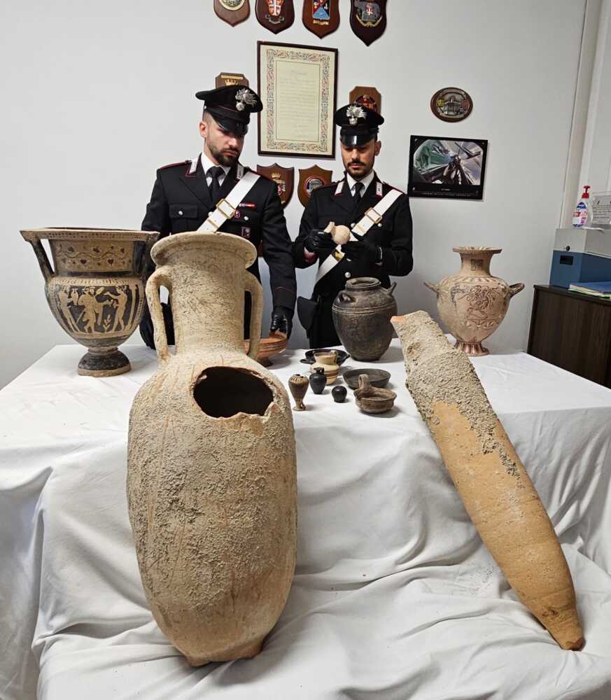 OSTIA – I reperti archeologici recuperati dai Carabinieri a Fregene (1) OSTIA - I reperti archeologici recuperati dai Carabinieri a Fregene (1)