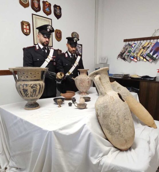 OSTIA - I reperti archeologici recuperati dai Carabinieri a Fregene (1)