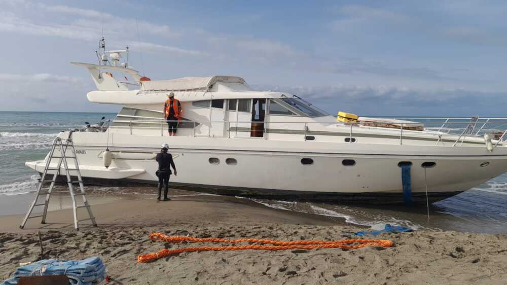 barca fantasma deriva spiaggia fregene barca fantasma deriva spiaggia fregene