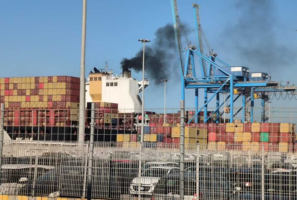 Fumi in porto, la Capitaneria di Civitavecchia deferisce il comandante di una nave straniera