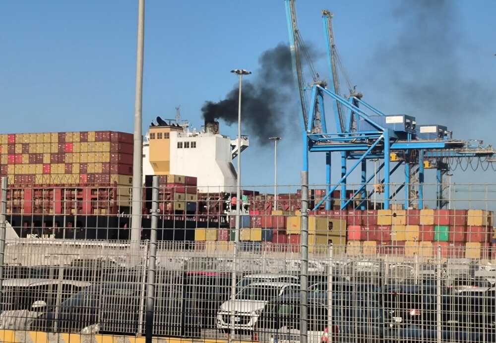 fumi in porto navi container porto civitavecchia