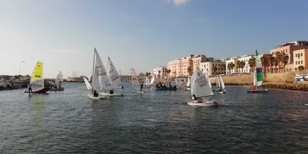 Tante vele e una corona di fiori in mare, la Lni Civitavecchia ricorda così Marco Corti
