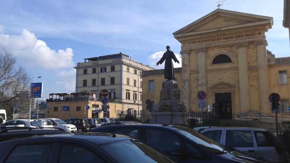 piazza san francesco assisi statua civitavecchia