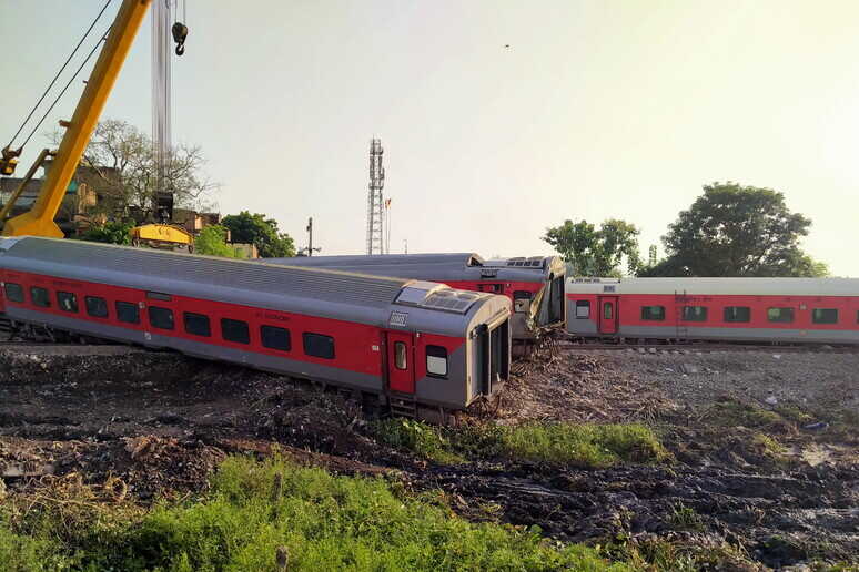 Scontro tra due treni in India, almeno 13 morti e 50 feriti