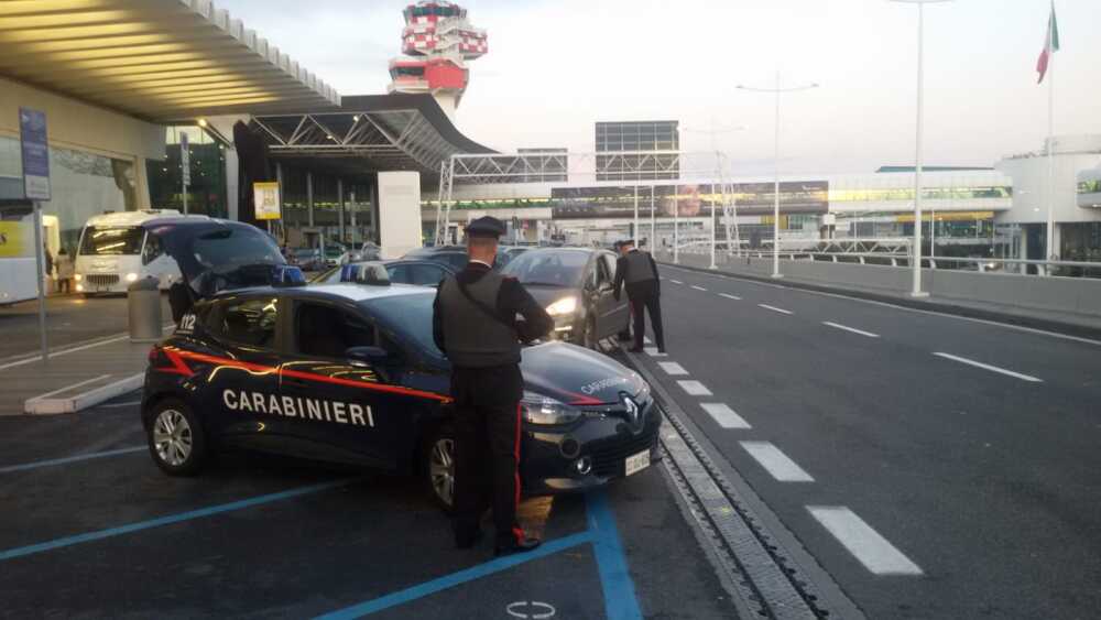 CP AEROPORTI - I controlli dei Carabinieri presso l'aeroporto di Fiumicino (3)