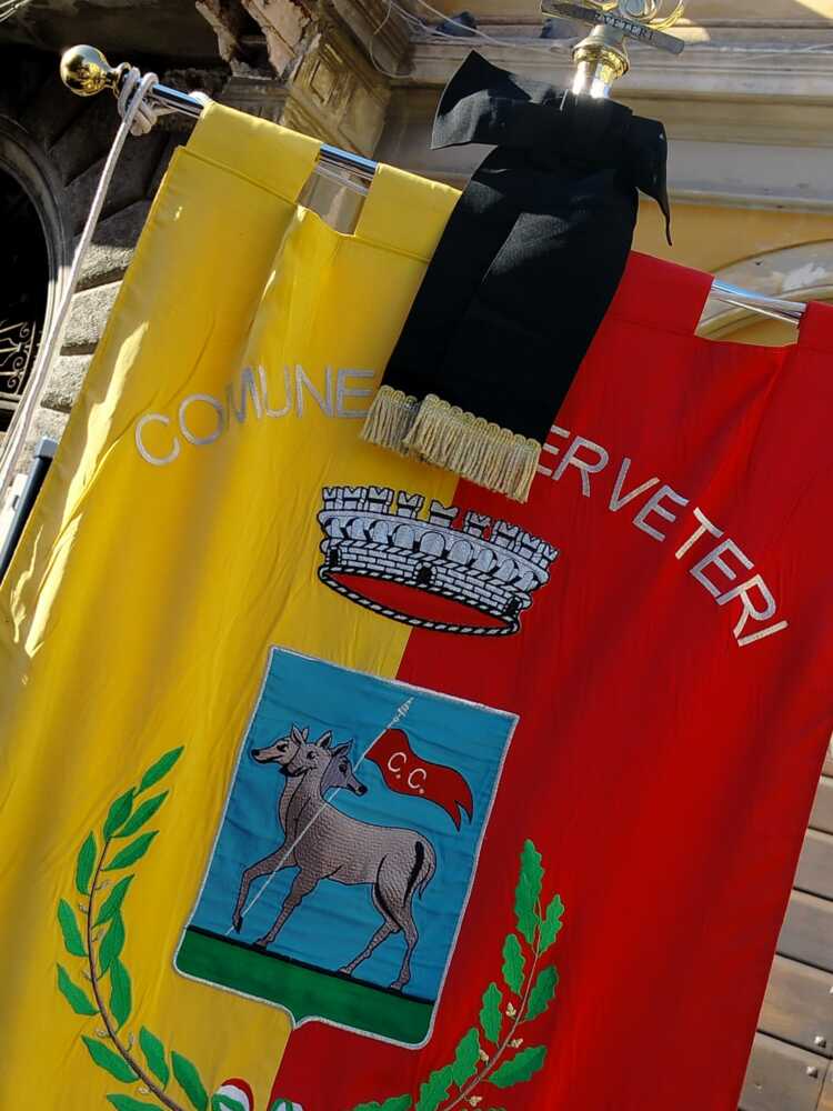 Gonfalone Cerveteri nastrato a lutto - Cittadino