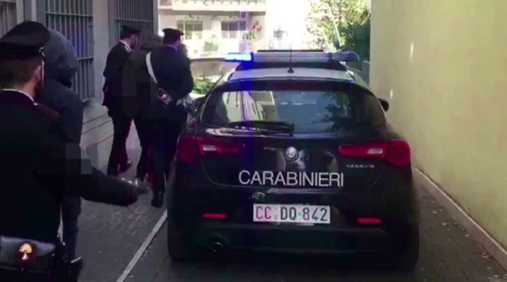 TRIONFALE - I due arrestati vengono portati via dai Carabinieri