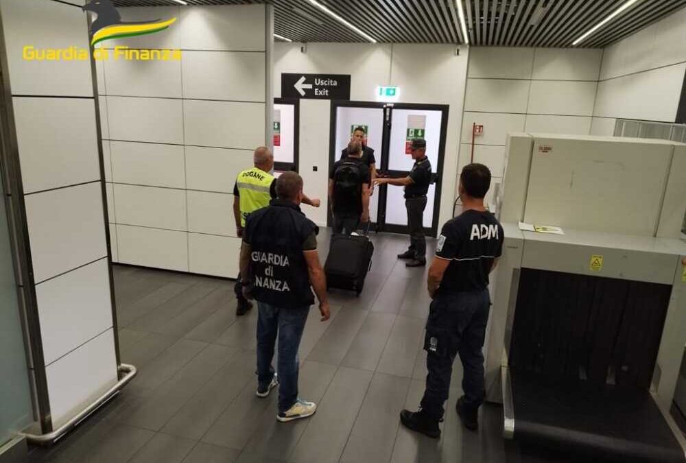 A Ciampino con quasi 3 milioni di euro non dichiarati: saudita fermato da Finanza e Dogane