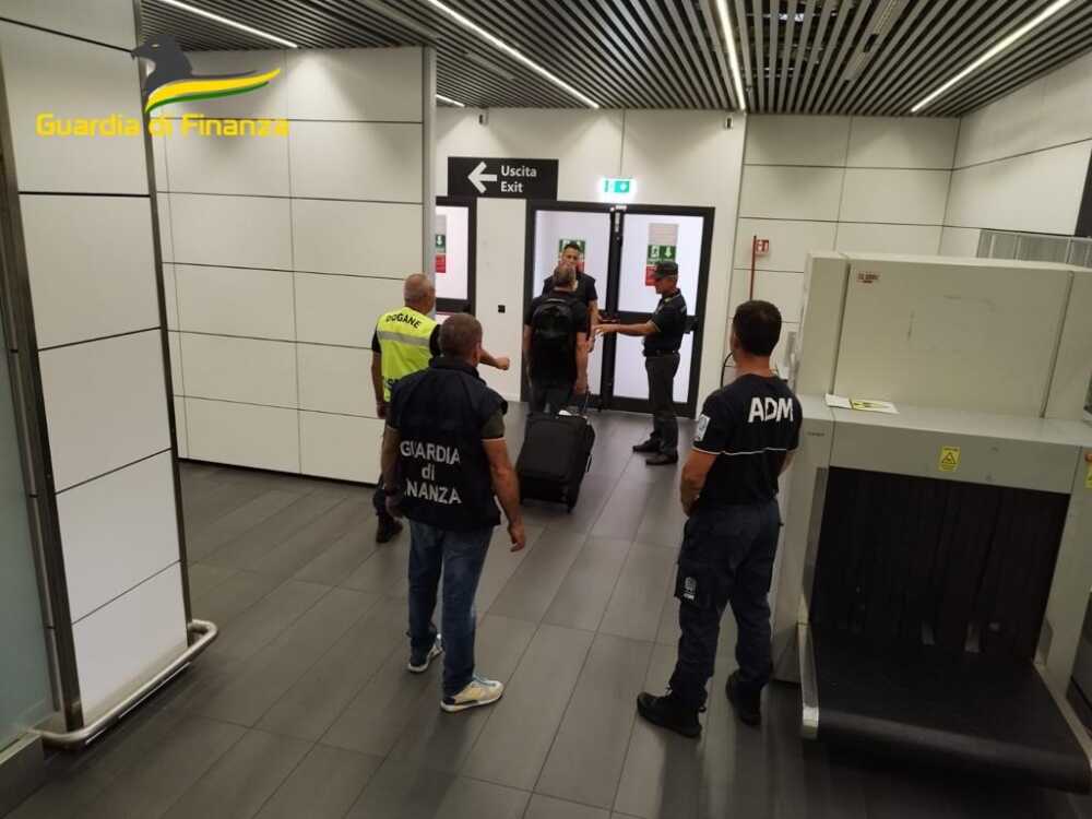 finanza dogane valuta aeroporto ciampino