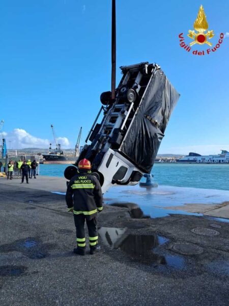 furgone camion caduto porto civitavecchia vvf vigili fuoco pompieri (2)