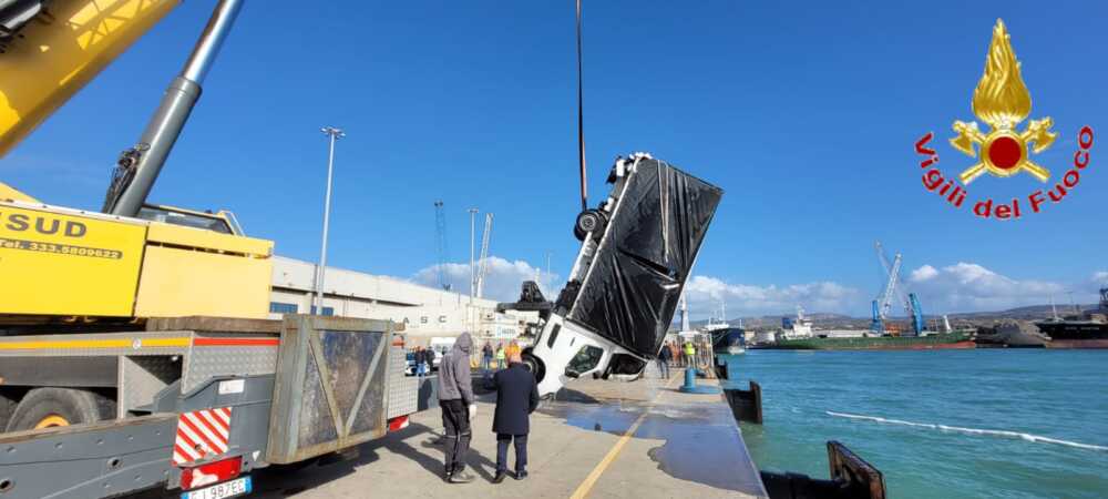 furgone camion caduto porto civitavecchia vvf vigili fuoco pompieri (2)