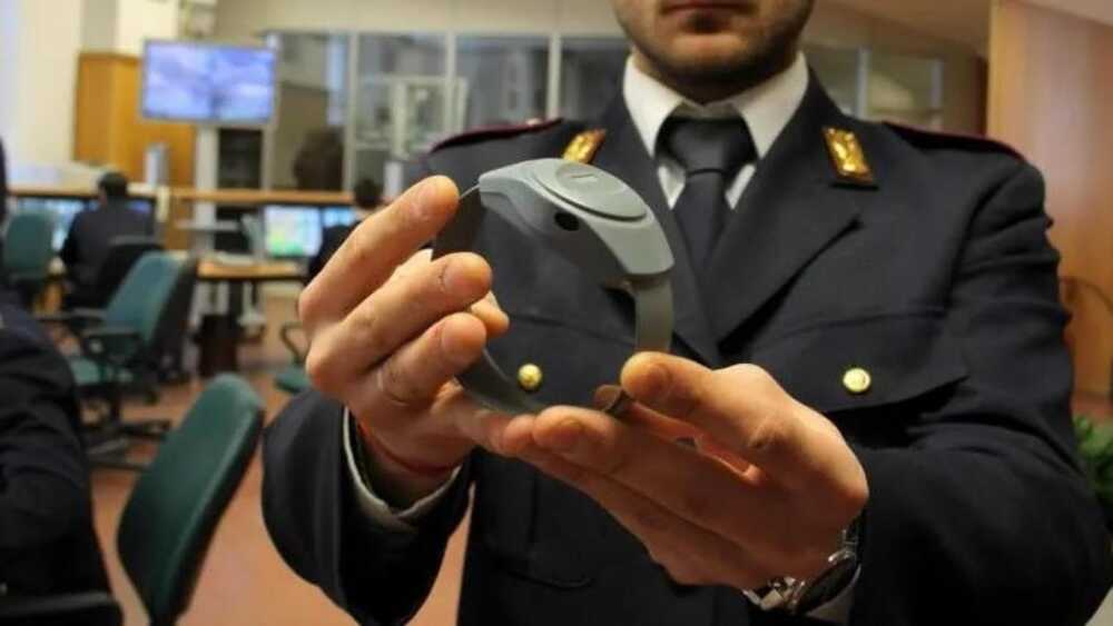 polizia braccialetto elettronico polizia braccialetto elettronico