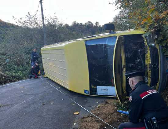 pulmino si ribalta scuolabus