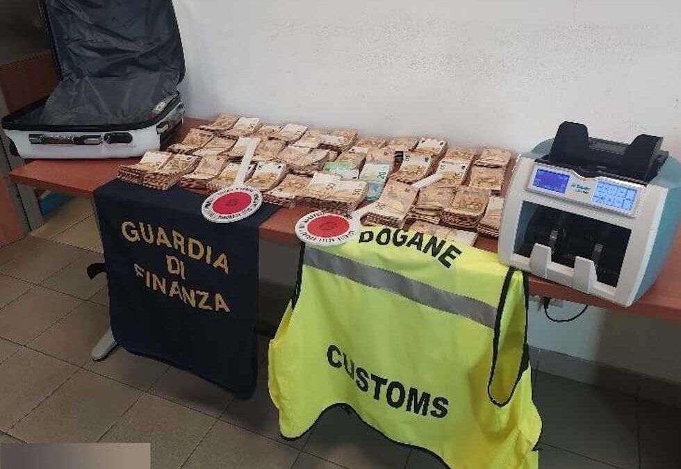 Oltre 720mila euro di valuta non dichiarata intercettata al porto da Dogane e Finanza