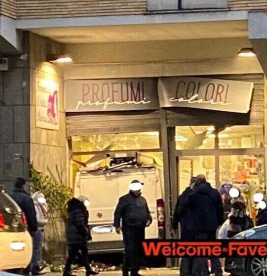furgone sfonda vetrina