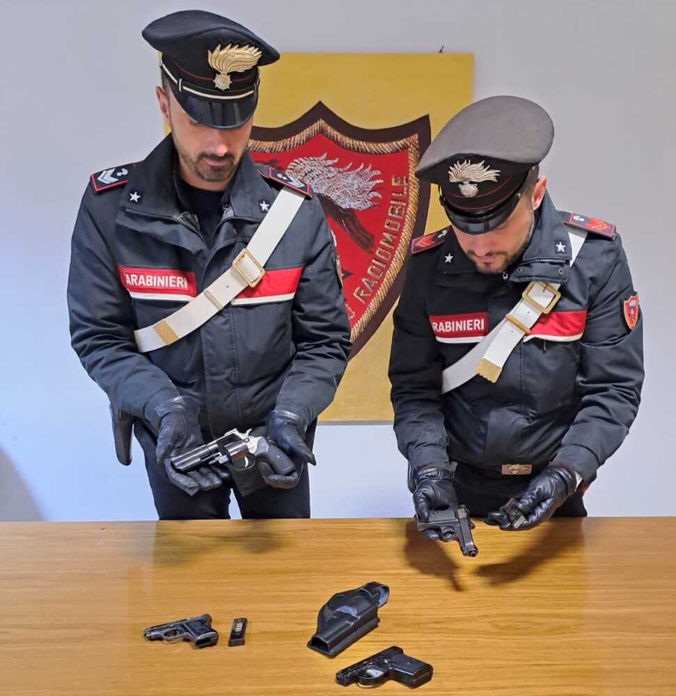 FRASCATI - Le pistole sequestrate dai Carabinieri