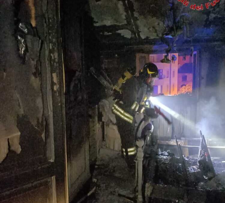 Incendio in un appartamento di Allumiere, salvate due donne