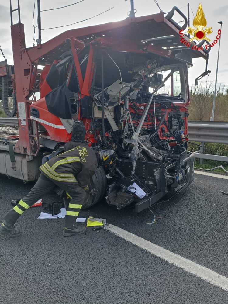incidente a12 bisarca tir vvf vigili fuoco pompieri
