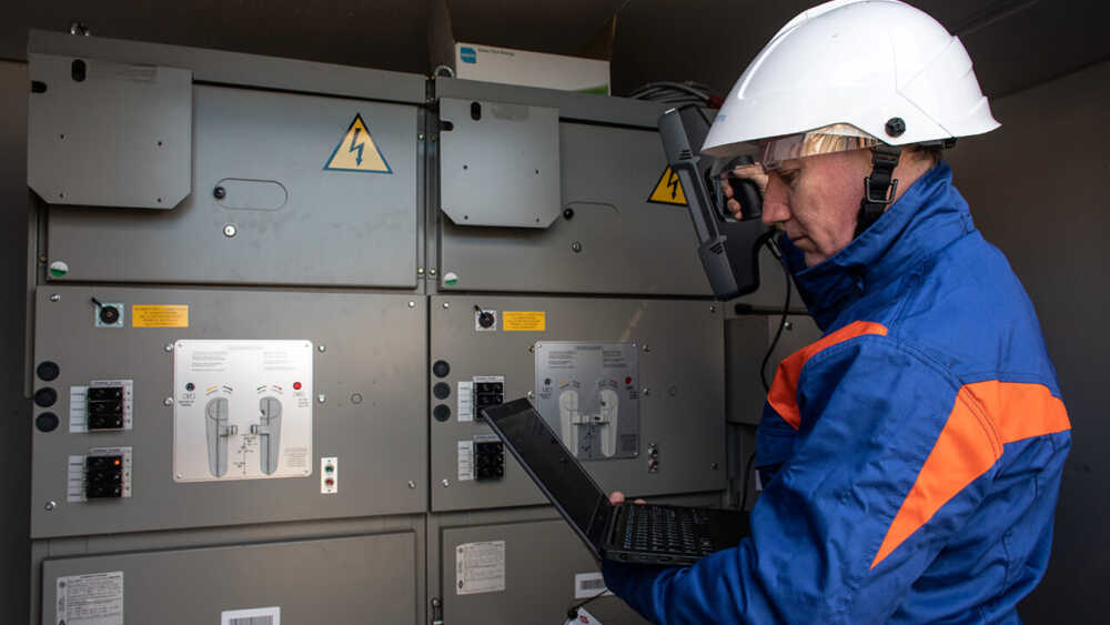 Tecnico E-Distribuzione lavoro cabina elettrica elettricità operaio Tecnico E-Distribuzione lavoro cabina elettrica elettricità operaio