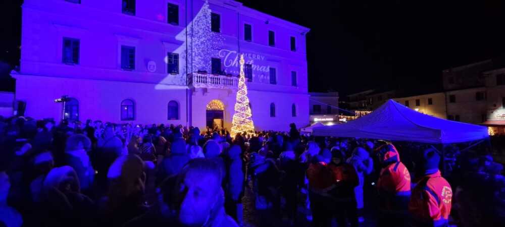 albero natale allumiere 3