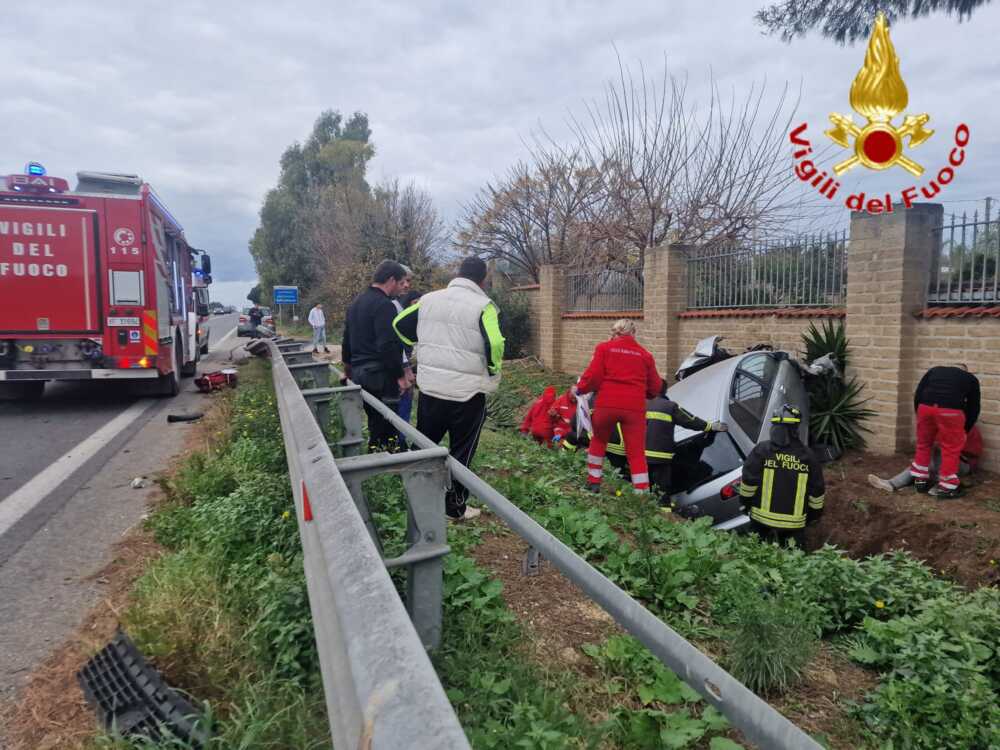 auto fuori strada vvf vigili fuoco pompieri cerveteri aurelia 2 auto fuori strada vvf vigili fuoco pompieri cerveteri aurelia 2
