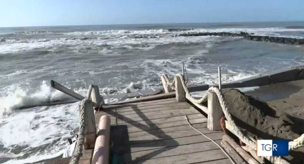 mareggiata a focene mareggiata a focene