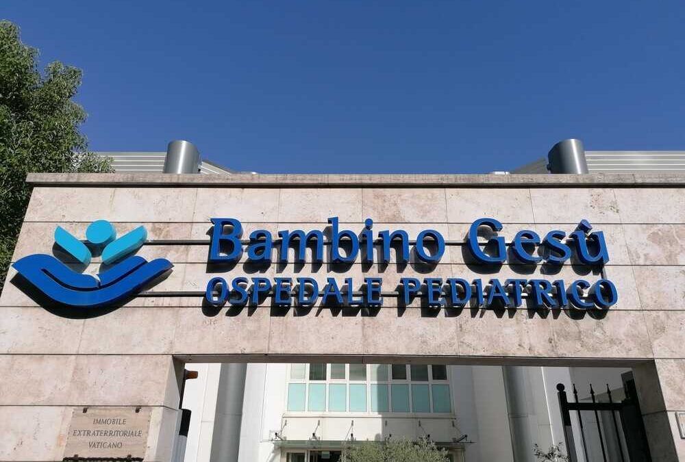 Bambin Gesù, feto operato in utero per una cisti gigante al polmone: è salvo