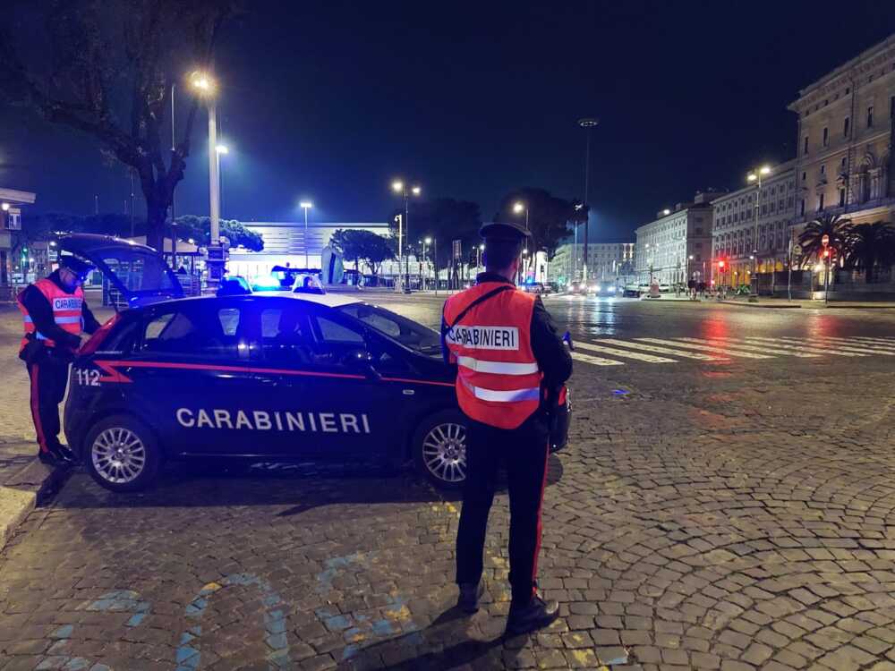 CENTRO – Controlli dei Carabinieri nell’area di Termini (2) CENTRO - Controlli dei Carabinieri nell'area di Termini (2)