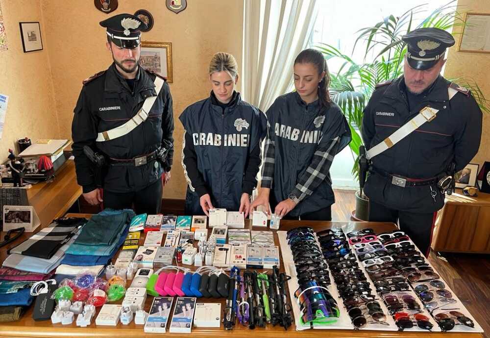 CENTRO – I controlli dei Carabinieri nel centro storico della Capitale e il materiale sequestrato agli abusivi (5) CENTRO - I controlli dei Carabinieri nel centro storico della Capitale e il materiale sequestrato agli abusivi (5)
