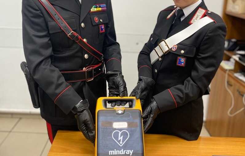 CENTRO – Il defibrillatore recuperato dai Carabinieri (1) CENTRO - Il defibrillatore recuperato dai Carabinieri (1)