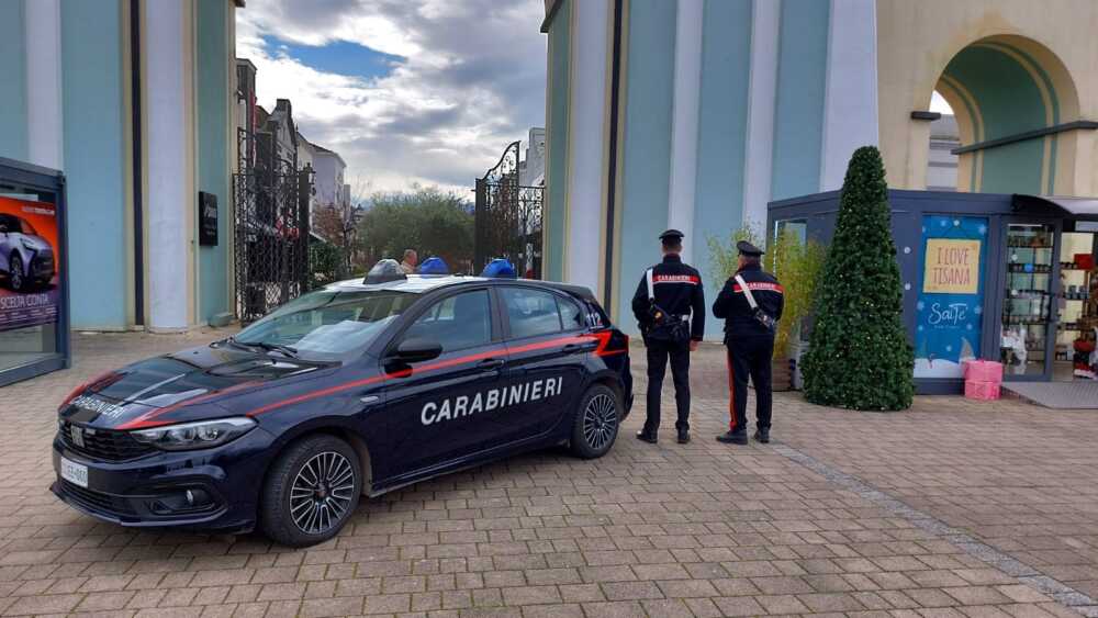 COLLEFERRO - I Carabinieri intervenuti all'interno dell'outlet di Valmontone (2)