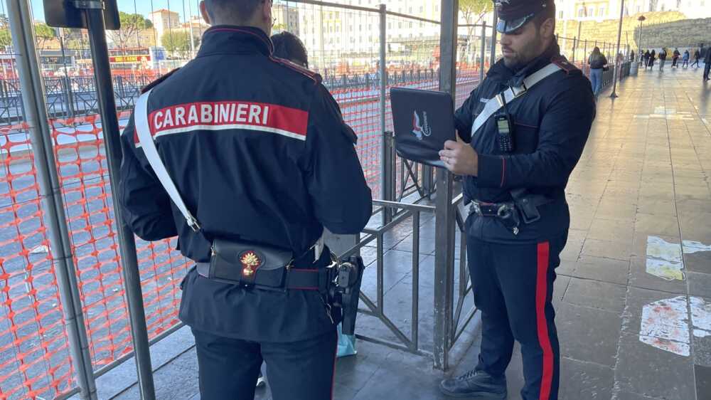 Controlli dei Carabinieri a Termini (11) Controlli dei Carabinieri a Termini (11)