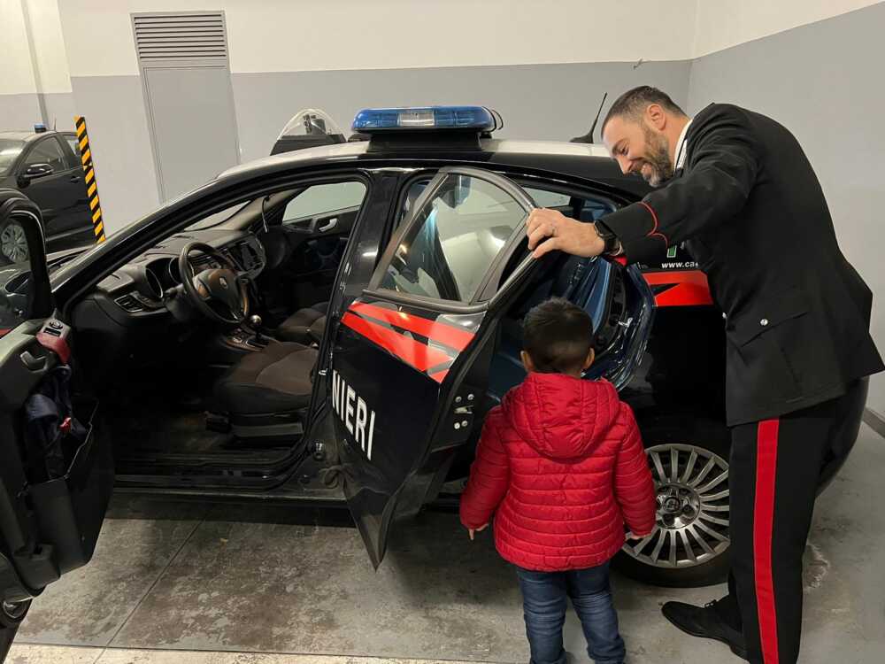 EUR – La visita in caserma del bambino nel giorno del suo compleanno (4) EUR - La visita in caserma del bambino nel giorno del suo compleanno (4)