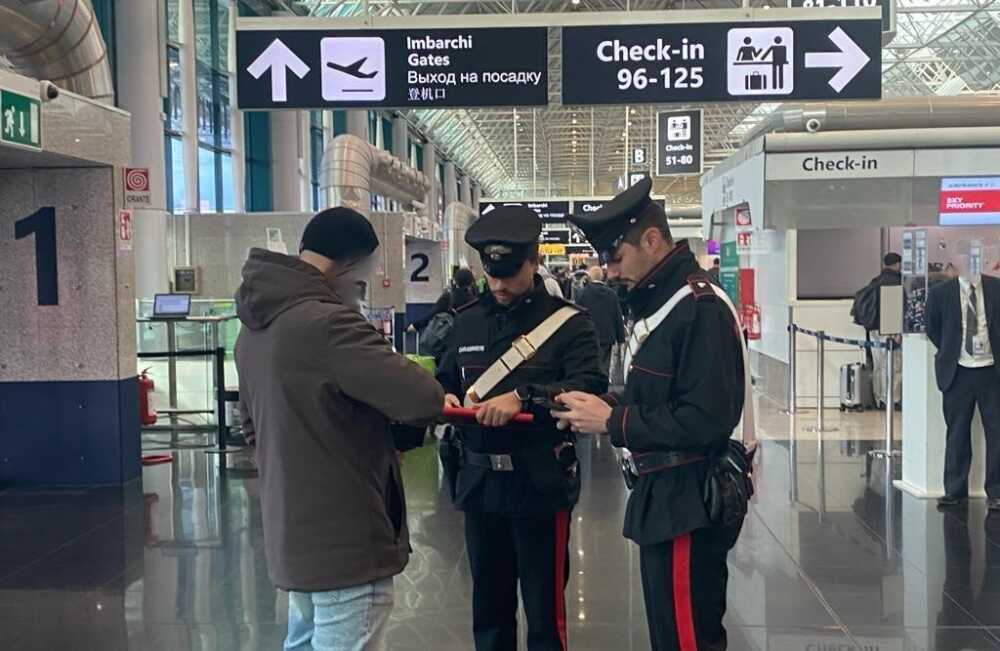 I controlli dei Carabinieri all’Aeroporto di Fiumicino (5) I controlli dei Carabinieri all'Aeroporto di Fiumicino (5)
