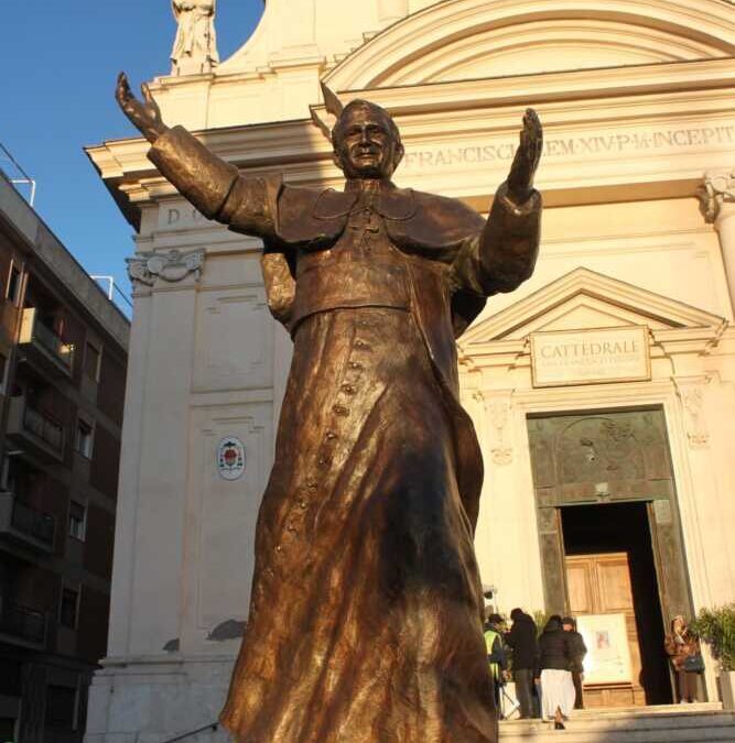 Emozione a Civitavecchia per la statua dedicata a Giovanni Paolo II