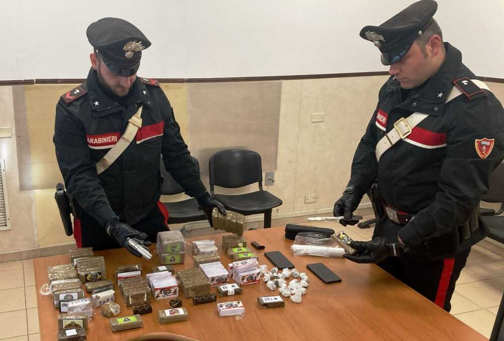 OSTIA – La droga e le armi sequesatrate dai Carabinieri (2) OSTIA - La droga e le armi sequesatrate dai Carabinieri (2)