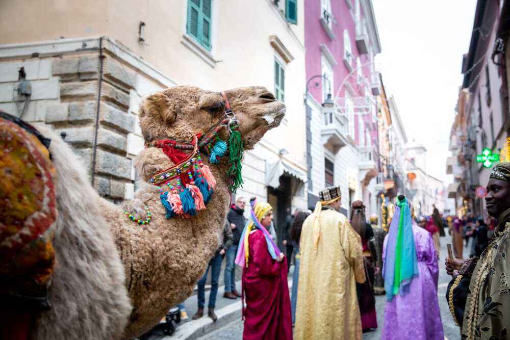 Presepe vivente di Tarquinia, i re magi a dorso di cammello (8)