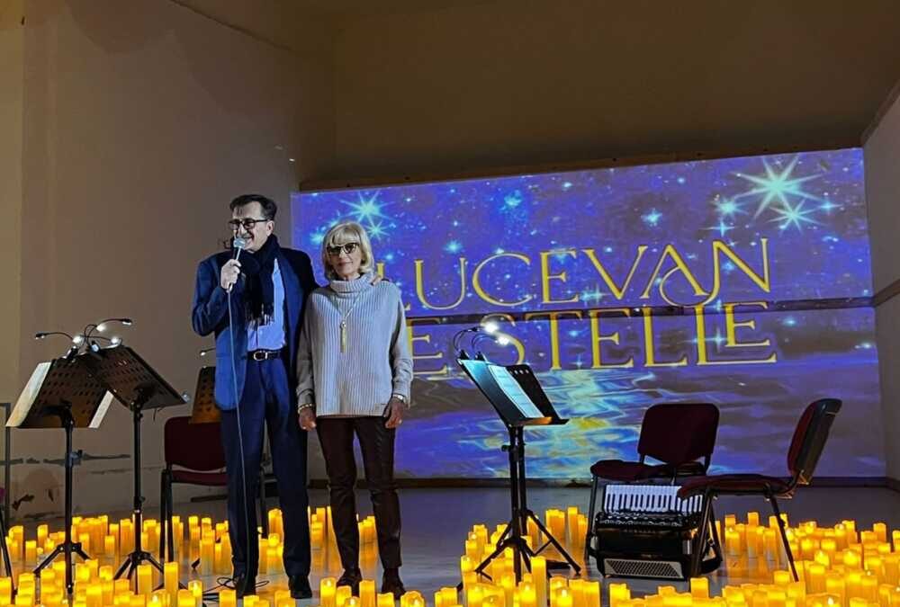 “Lucevan le stelle” a lume di candela, pioggia di applausi a Santa Marinella per Le Capinere