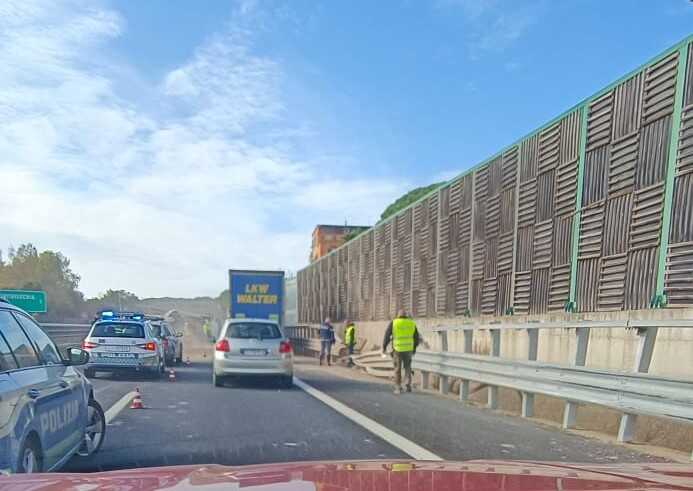 a12 autostrada stradale blocco traffico polstrada (2)