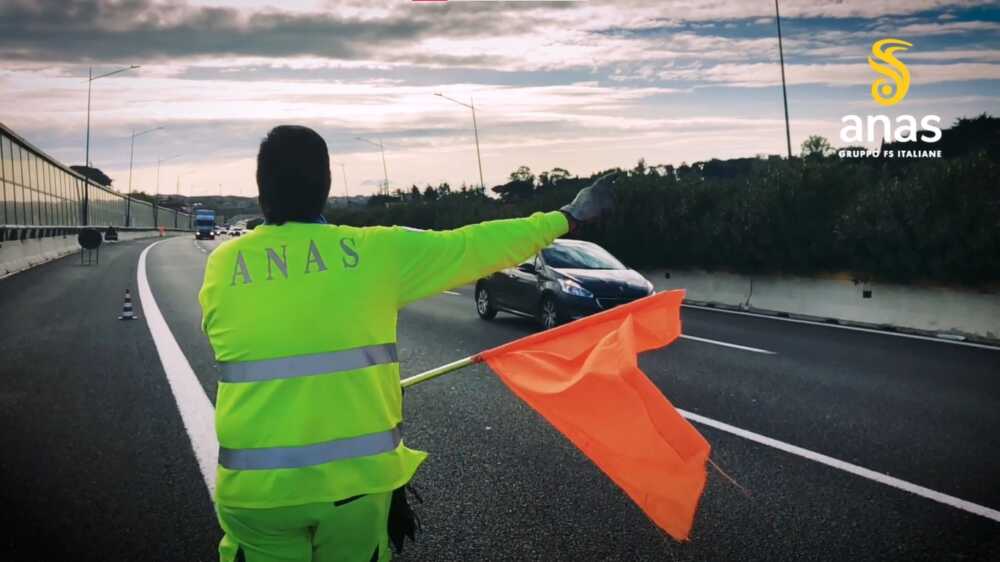 Incendio sulla Trasversale, traffico deviato sull’Aurelia Bis al km 74,500