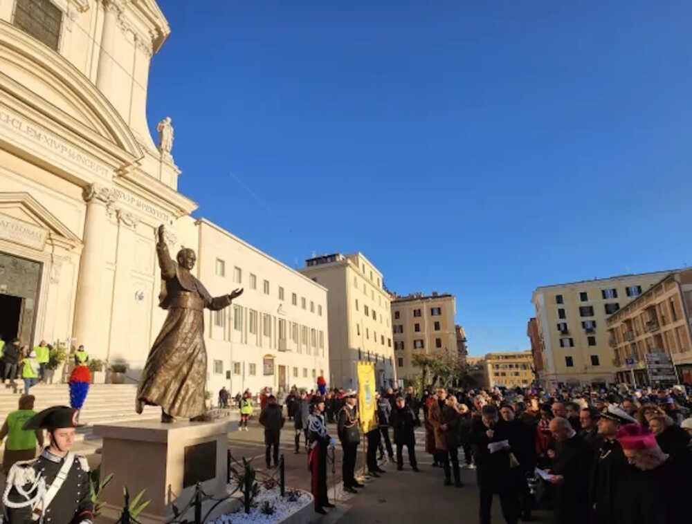 civitavecchia statua giovanni paolo II cattedrale 2