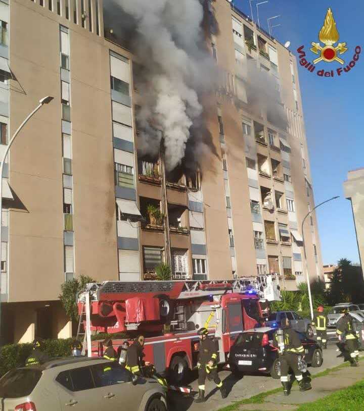 incendio appartamento vvf vigili fuoco pompieri autoscala