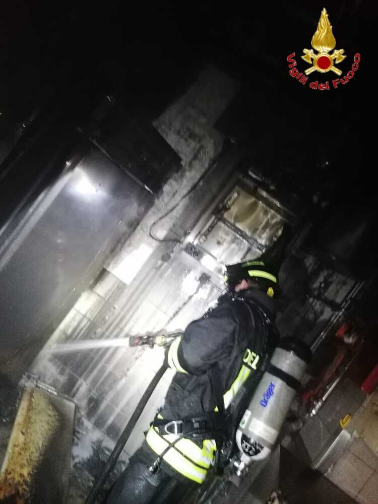 incendio frigoriferi coop cerveteri vvf vigili fuoco pompieri