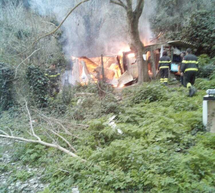 Incendio in via del Lavatore a Cerveteri, al lavoro pompieri e Prociv